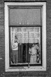 301190 Afbeelding van twee kinderen voor het raam van een huis aan het Lange Rozendaal te Utrecht, op nieuwjaarsochtend.